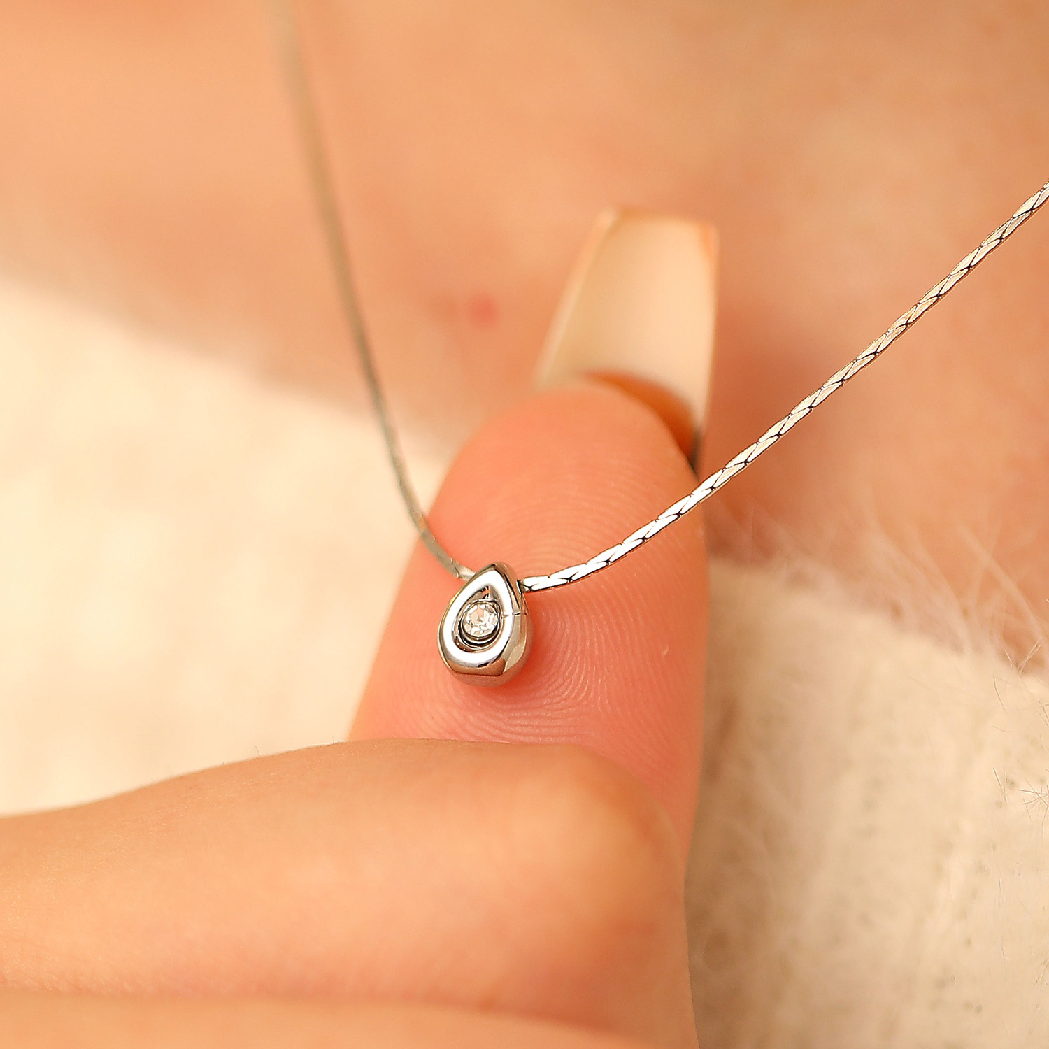 Prosty modny naszyjnik z małą  – Pearl Trim Chain recenzja i cena