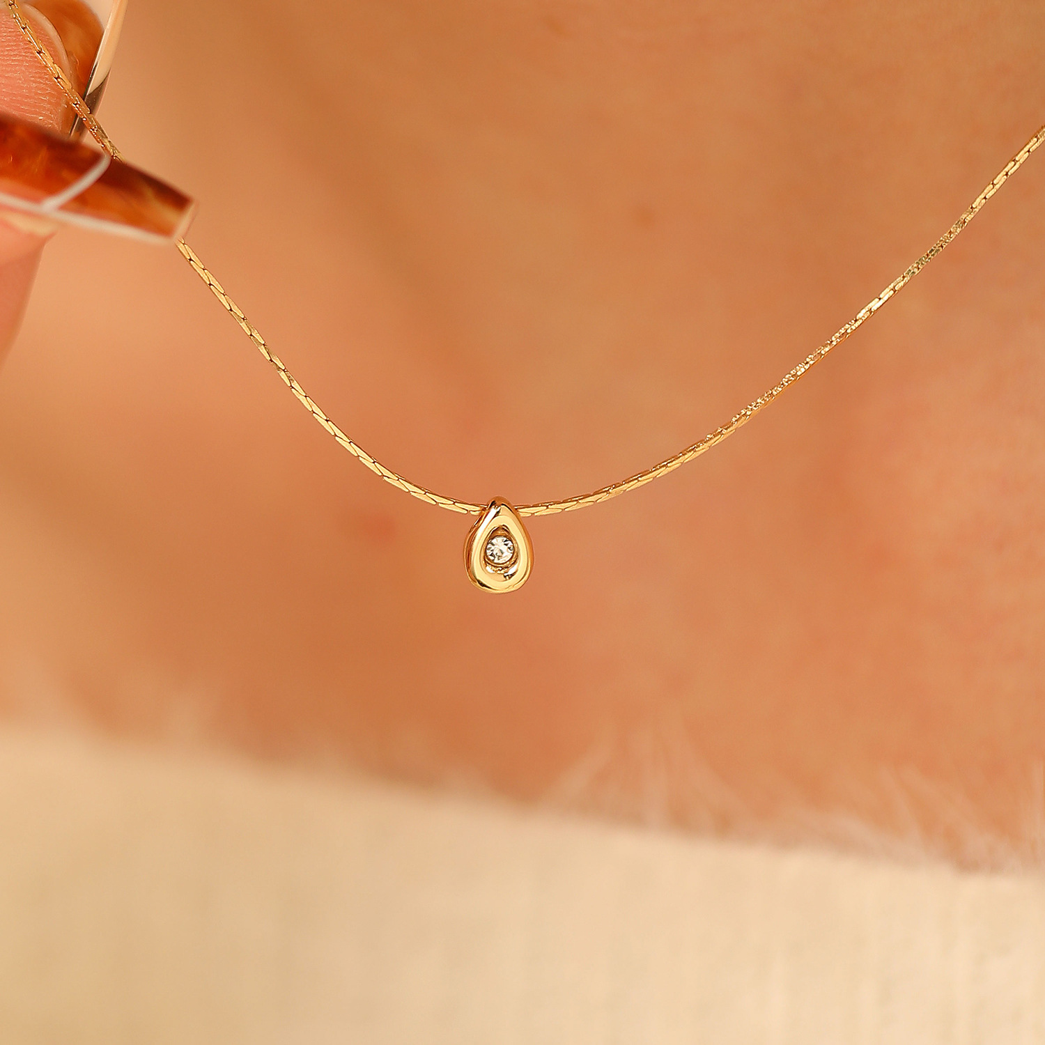 Prosty modny naszyjnik z małą  – Pearl Trim Chain recenzja i cena