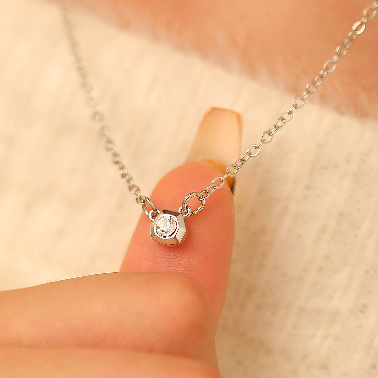 Prosty modny naszyjnik z małą  – Pearl Trim Chain recenzja i cena